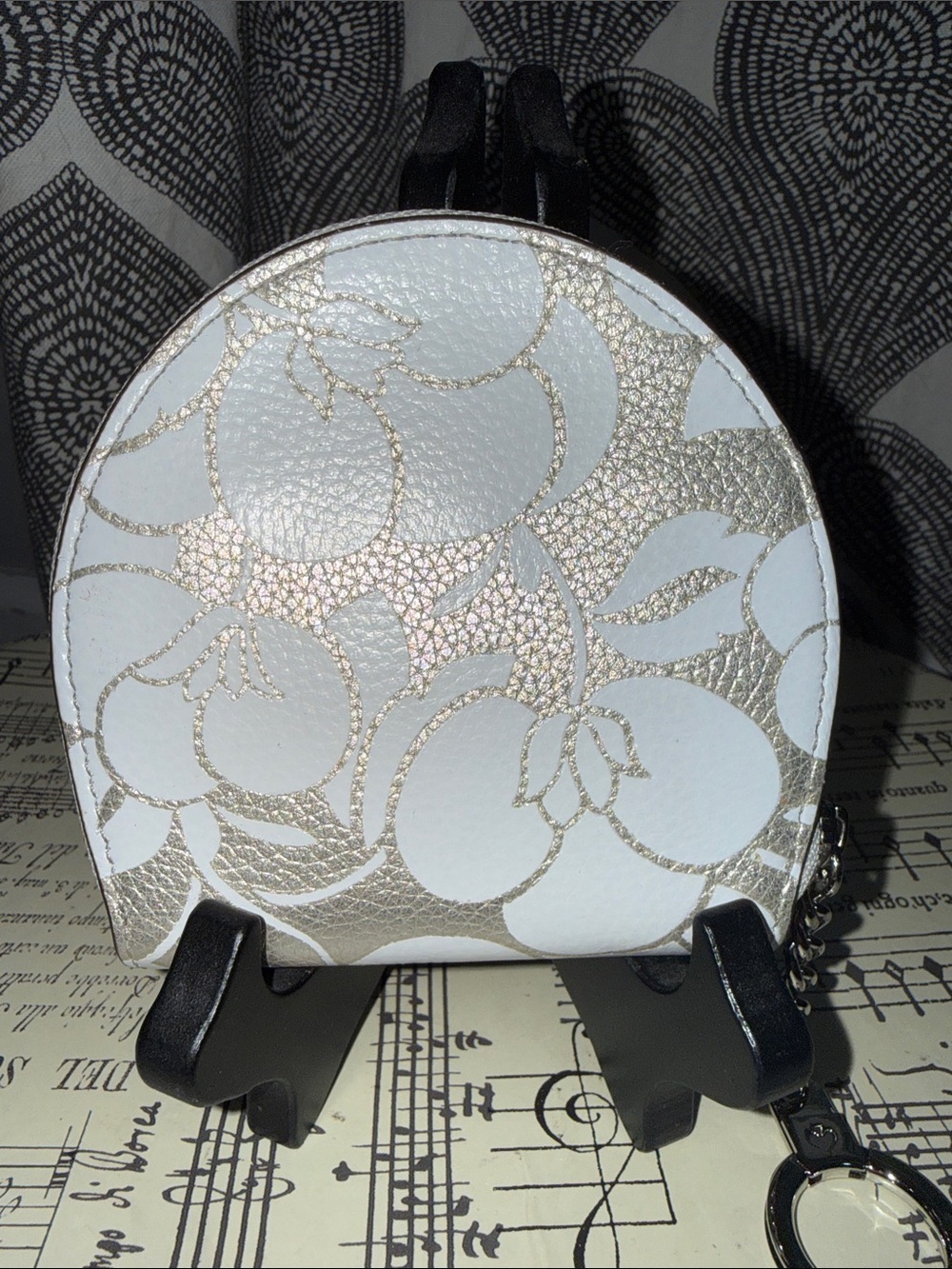 Kate Spade White & Metallic Floral Round Keychain Wallet Coin Purse - Picture 2 of 7